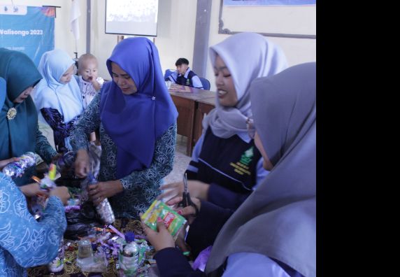 Mahasiswa KKN MIT UIN Walisongo Mengadakan Pengolahan Sampah Plastik menjadi Eco Brik di Desa Winong.