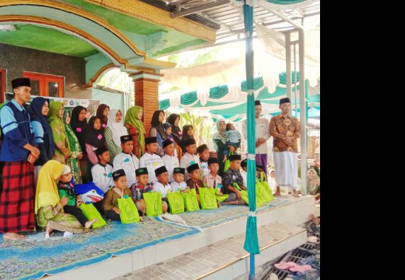 Dukung Peran Muslimat NU dan Fatayat NU Desa Winong, Mahasiswa KKN Ikut Serta dalam Santunan Anak Yatim-Piatu dan Duafa.